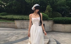 被十几个男人扒开腿猛戳图片